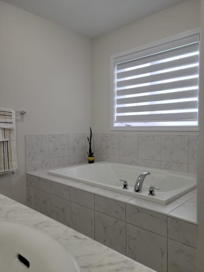 Niagara- Beautiful Cozy Sunfilled Big Complete House Minutes Drive From Falls Thorold Exterior foto